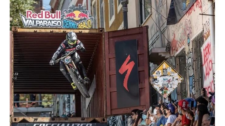 Las calles y cerros de Valparaíso se preparan para Red Bull Valparaíso Cerro Abajo este domingo.