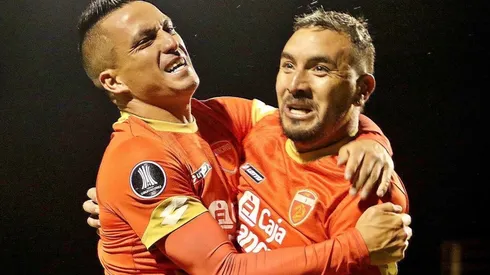 Carlos Ross abraza a Carlos Escobar en la conexión chilena del primer gol de la Copa Libertadores 2023