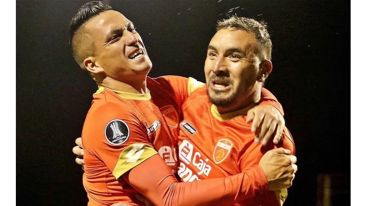 Carlos Ross abraza a Carlos Escobar en la conexión chilena del primer gol de la Copa Libertadores 2023