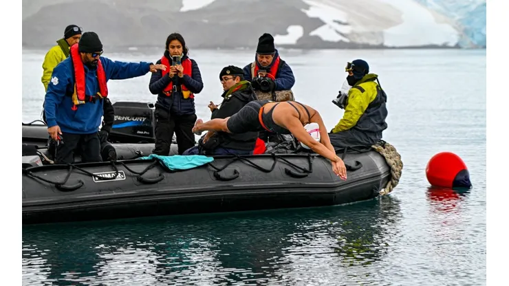 Hernández entrando a las gélidas aguas de la Antártica