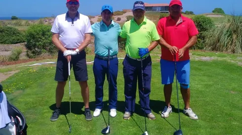 Víctor Hugo Castañeda y Felipe Aguilar, golfista e hincha de Universidad de Chile, se retratan en el green