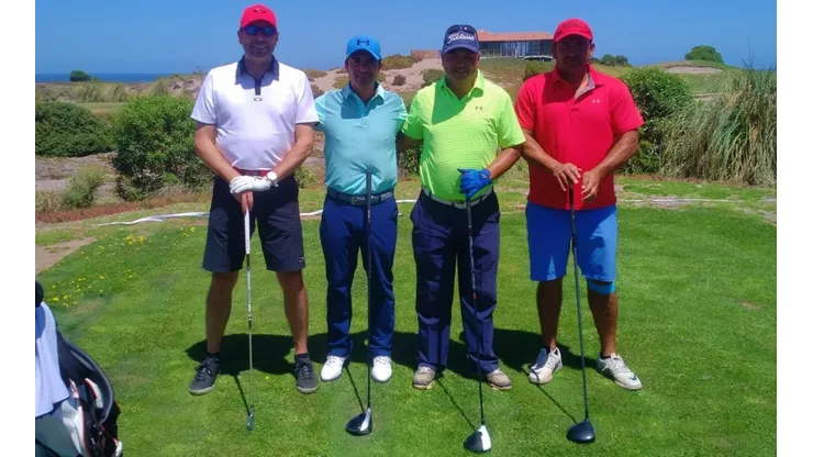 Víctor Hugo Castañeda y Felipe Aguilar, golfista e hincha de Universidad de Chile, se retratan en el green