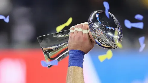Una acotada lista de latinos han logrado levantar el trofeo de campeón de la NFL.