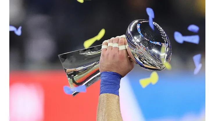 Una acotada lista de latinos han logrado levantar el trofeo de campeón de la NFL.