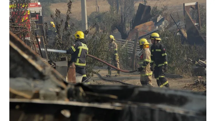 Casas y vehículos destruidos tras incendio forestal.