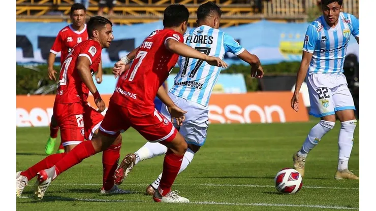 Felipe Flores fue clave en el primer tiempo, pero Unión La Calera se fortaleció con diez hombres y encontró el empate