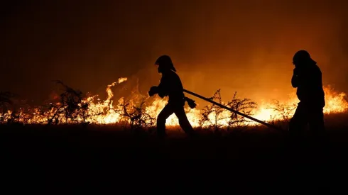 Continúa el combate al fuego de los incendios forestales en la región de Ñuble en el sector de Rucapequen en Chillán Viejo.