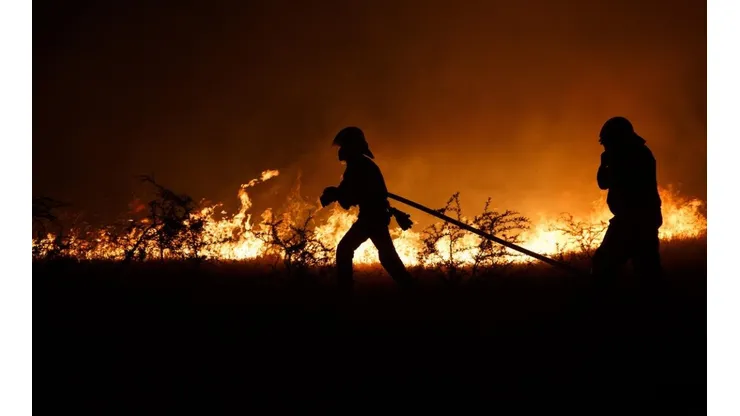 Continúa el combate al fuego de los incendios forestales en la región de Ñuble en el sector de Rucapequen en Chillán Viejo.