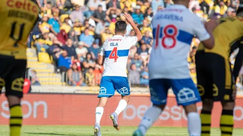 Mauricio Isla vivió un tenso momento con los hinchas aurinegros.