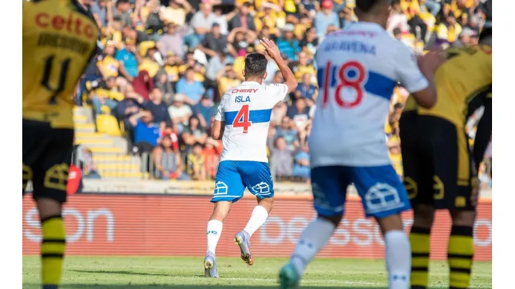 Mauricio Isla vivió un tenso momento con los hinchas aurinegros.