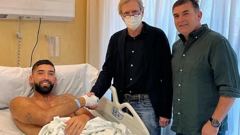 Emiliano Amor junto al médico que hizo la cirugía y a Wilson Ferrada, kinesiólogo de Colo Colo.