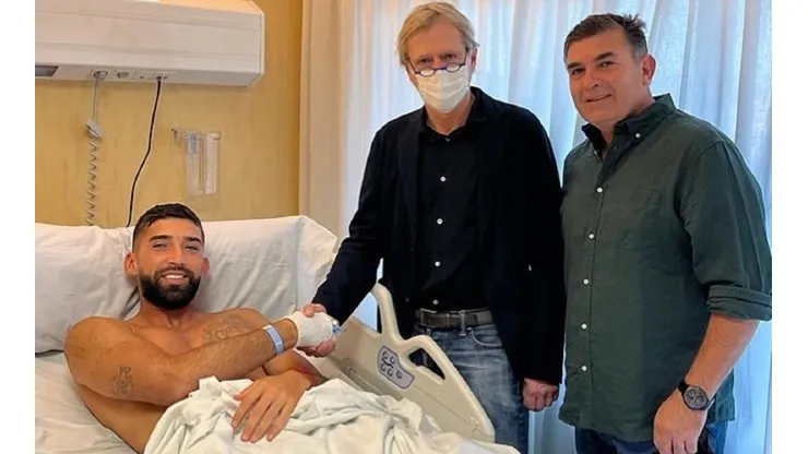 Emiliano Amor junto al médico que hizo la cirugía y a Wilson Ferrada, kinesiólogo de Colo Colo.