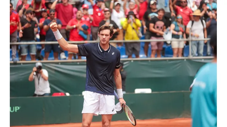 Nicolás Jarry celebra la victoria que le permitió a Chile igualar la serie de Copa Davis ante Kazajistán.