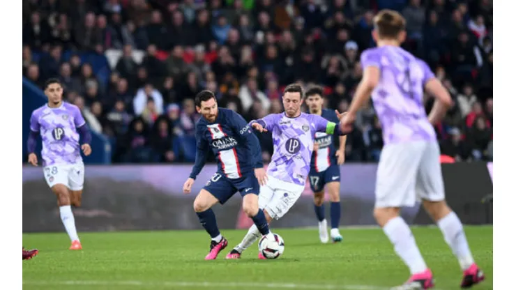 Lionel Messi brilló ante el Toulouse de Gabi Suazo.