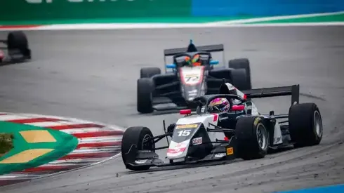 Léna durante una carrera de la Fórmula Regional Europea de Alpine