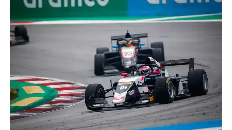 Léna durante una carrera de la Fórmula Regional Europea de Alpine