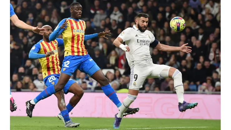 Benzema no pudo terminar el partido y preocupa al Madrid