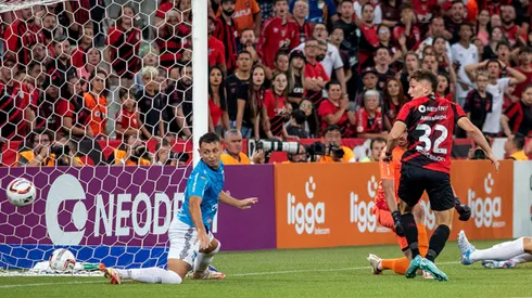 El golazo de Luciano Arriagada en su debut por el Athletico Paranaense.