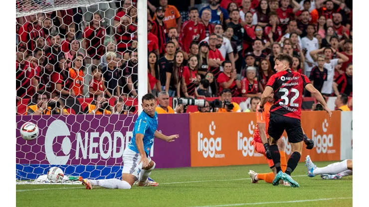 El golazo de Luciano Arriagada en su debut por el Athletico Paranaense.
