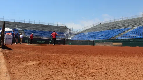 Nicolás Massú, el presidente de la Federación de Tenis de Chile, Sergio Elías, y el resto del equipo criollo aprueban el court central del Club Trentino de La Serena.