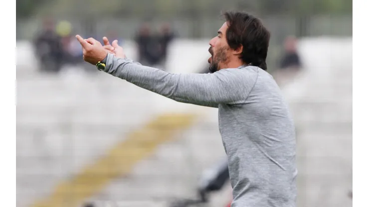 Pablo Sánchez en acción en el estadio La Cisterna, lugar donde hace de local Palestino.