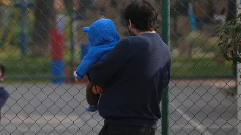 Padre con su hijo en brazos