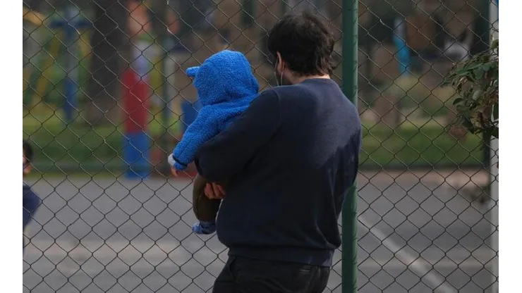 Padre con su hijo en brazos
