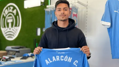 Williams Alarcón luce la camiseta "21" que utilizará en el UD Ibiza, el colista de la segunda división de España.