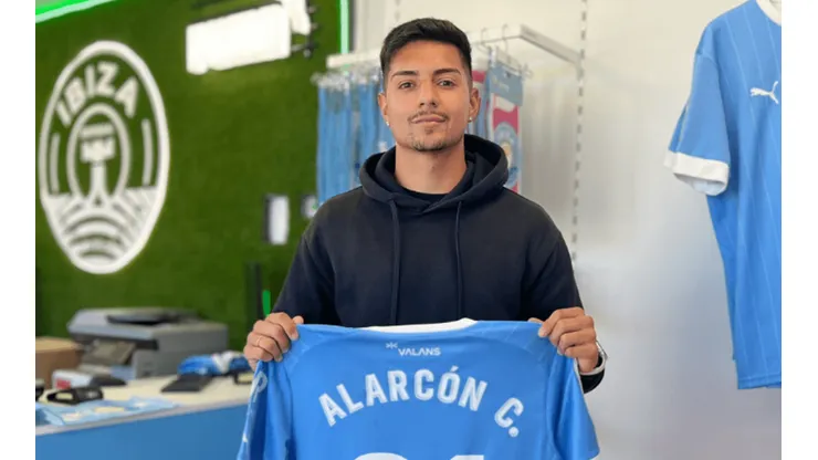 Williams Alarcón luce la camiseta "21" que utilizará en el UD Ibiza, el colista de la segunda división de España.