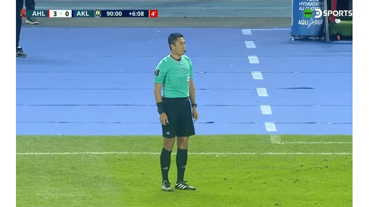 El réferi chino Ning Ma hizo debutar una nueva regla del VAR.
