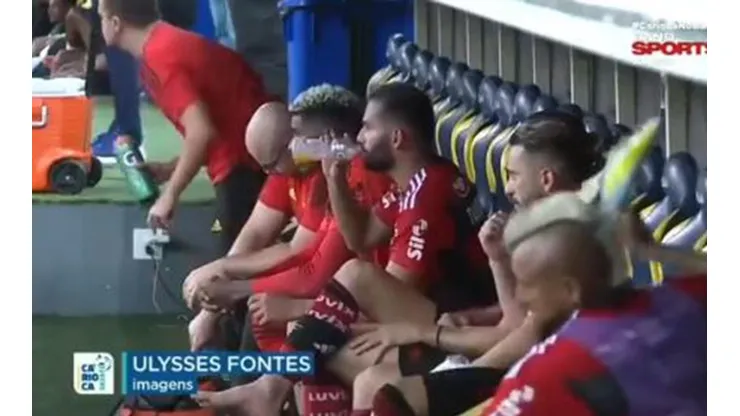 Vidal lanza los zapatos lejos