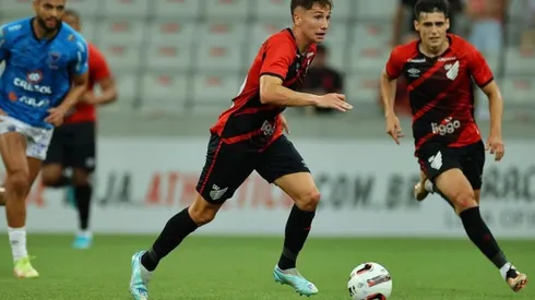 Luciano Arriagada vuelve al fútbol chileno tras dejar Athletico Paranaense.