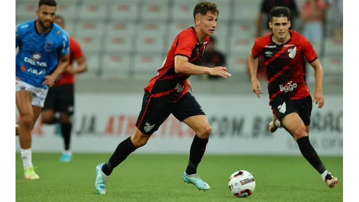Luciano Arriagada vuelve al fútbol chileno tras dejar Athletico Paranaense.