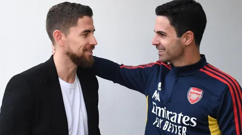 Jorginho junto a Arteta en su presentación con Arsenal