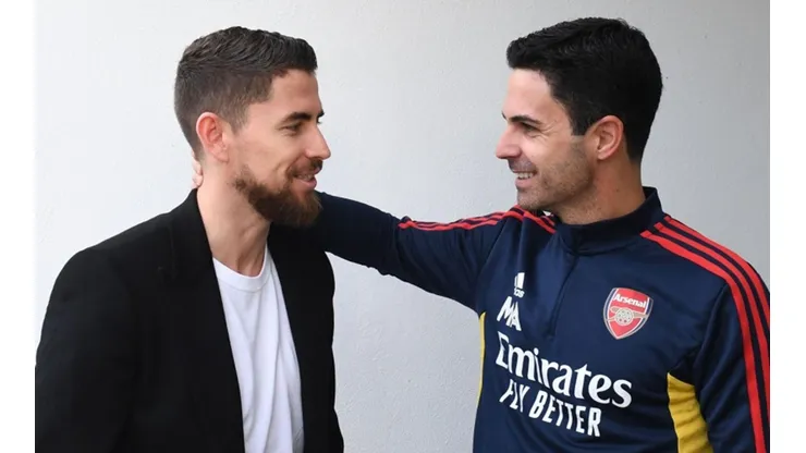 Jorginho junto a Arteta en su presentación con Arsenal