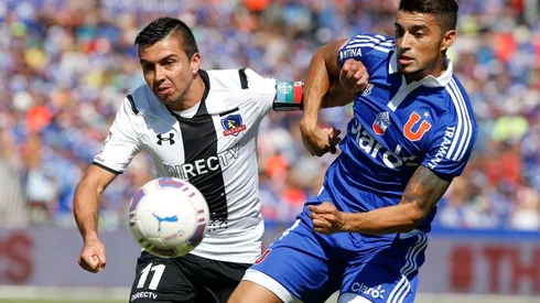 Paulo Magalhaes disputa la pelota con Gonzalo Fierro en un Superclásico entre la U y Colo Colo.