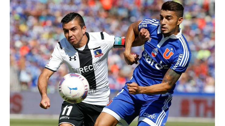 Paulo Magalhaes disputa la pelota con Gonzalo Fierro en un Superclásico entre la U y Colo Colo.
