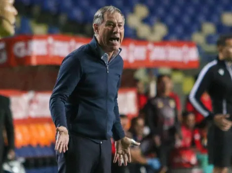 Ariel Holan evita relajos en la UC por los dos triunfos seguidos