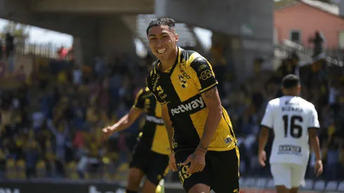 Luciano Cabral festeja el primer gol que convierte en el fútbol profesional tras haber salido de la cárcel.