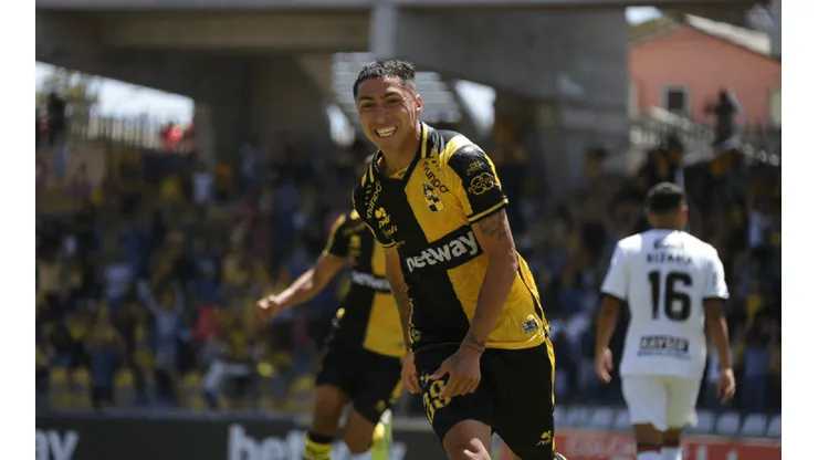 Luciano Cabral festeja el primer gol que convierte en el fútbol profesional tras haber salido de la cárcel.