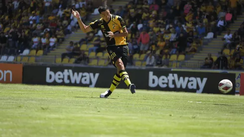 Luciano Cabral remata. Con este tiro convirtió su primer gol en Coquimbo Unido.
