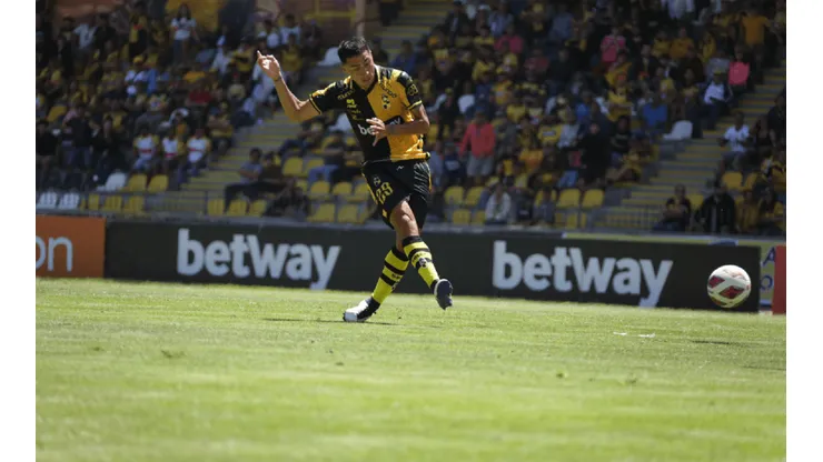 Luciano Cabral remata. Con este tiro convirtió su primer gol en Coquimbo Unido.