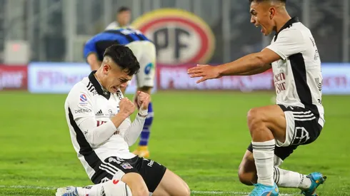 Cristián Zavala celebra con Vicente Pizarro el único gol que convirtió en Colo Colo. Fue confirmado como refuerzo en Curicó Unido.