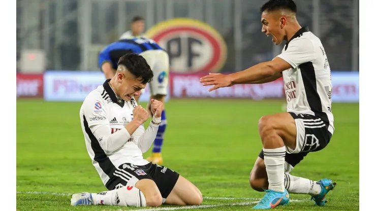 Cristián Zavala celebra con Vicente Pizarro el único gol que convirtió en Colo Colo. Fue confirmado como refuerzo en Curicó Unido.