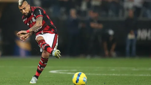 Arturo Vidal busca este sábado acrecentar su leyenda como el chileno más campeón de la historia.