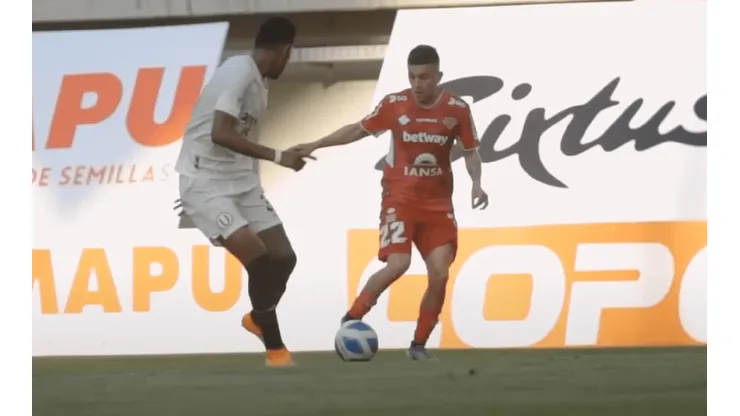 Pablo Aránguiz en acción ante Universitario de Lima en la pretemporada de Ñublense.