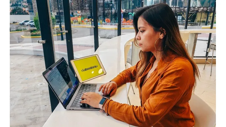 Laboratoria ofrece un bootcamp para que las mujeres se desarrollen en el área tecnológica
