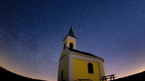La lluvia de estrellas Líridas atraviesa el cielo sobre Michaelskapelle el 21 de abril de 2020 en Niederhollabrunn, Austria.