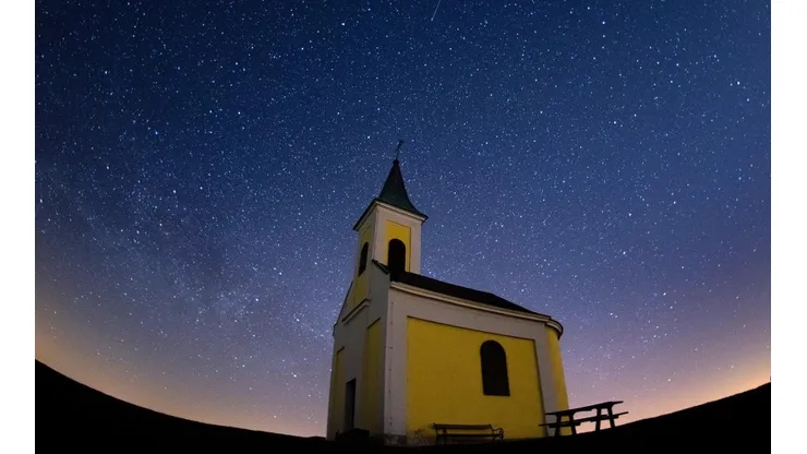 La lluvia de estrellas Líridas atraviesa el cielo sobre Michaelskapelle el 21 de abril de 2020 en Niederhollabrunn, Austria.