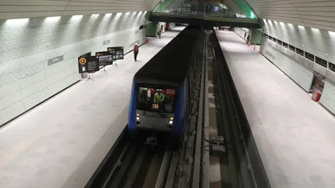 Paso del primer tren en obras de extensión de la Línea 2 del Metro.